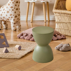 Tabouret rond nordique utilisé comme table d'appoint avec tasse et livre