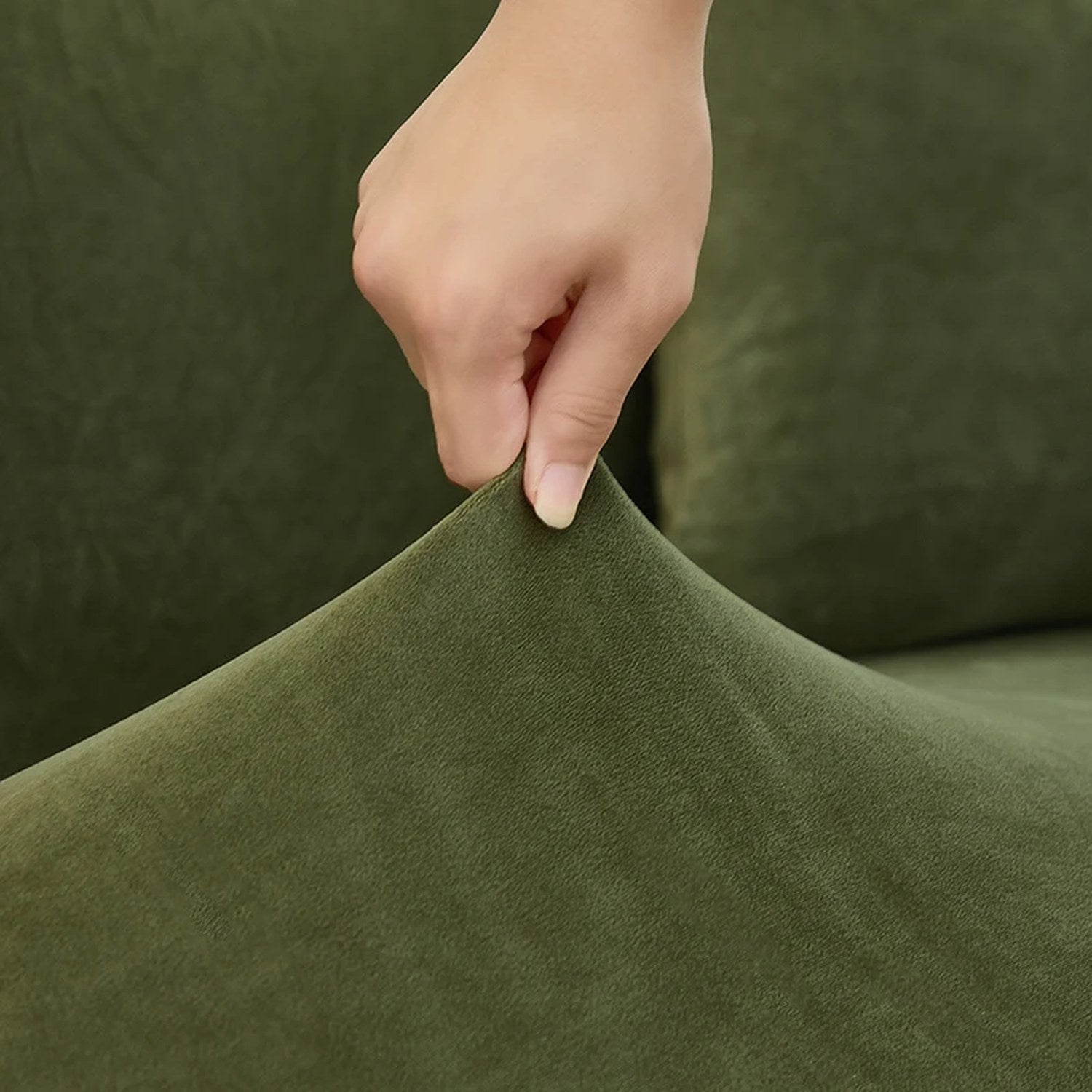 Détail du velours et de l'élastique d'une housse de tête de lit tirée à la main