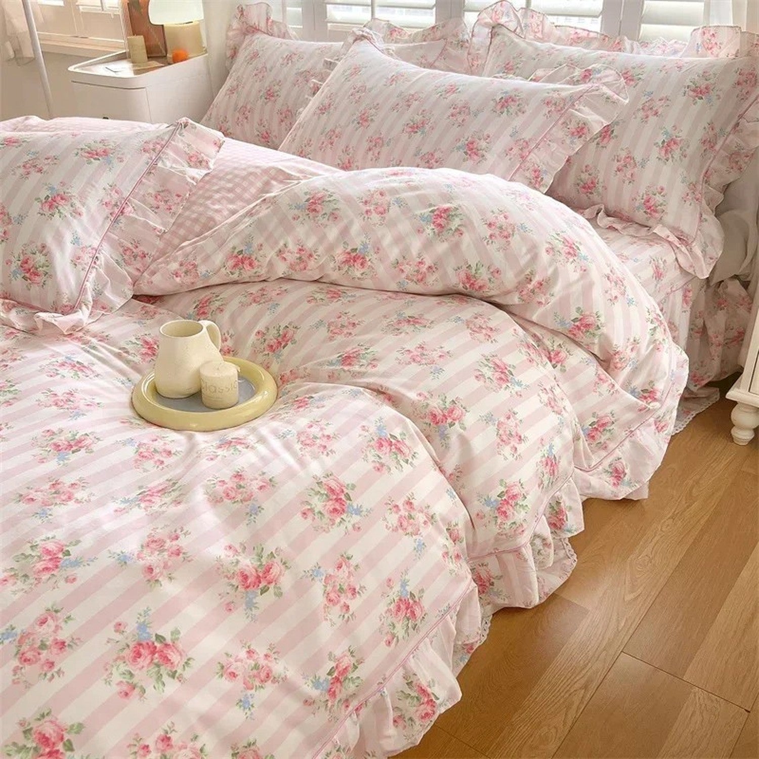 Parure de lit fleurie rose avec taies à carreaux et plateau petit déjeuner