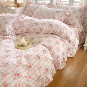 Parure de lit fleurie rose avec taies à carreaux et plateau petit déjeuner