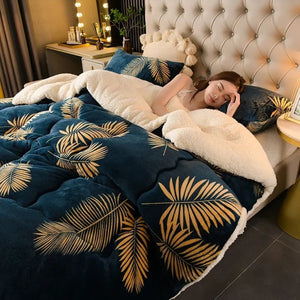 Couverture polaire feuilles dorées bordée de sherpa moelleux sur un lit