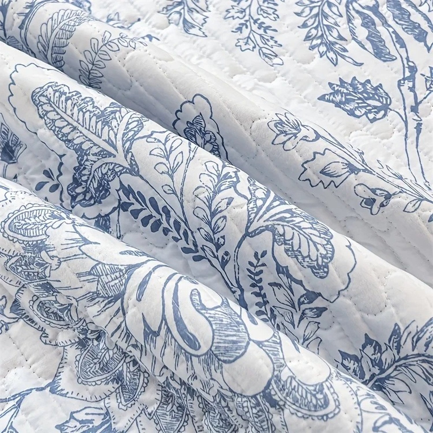 Gros plan sur le tissu matelassé fleuri bleu et blanc
