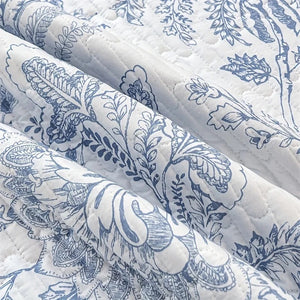 Gros plan sur le tissu matelassé fleuri bleu et blanc
