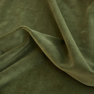 Gros plan sur la texture douce du velours plié de la housse de tête de lit