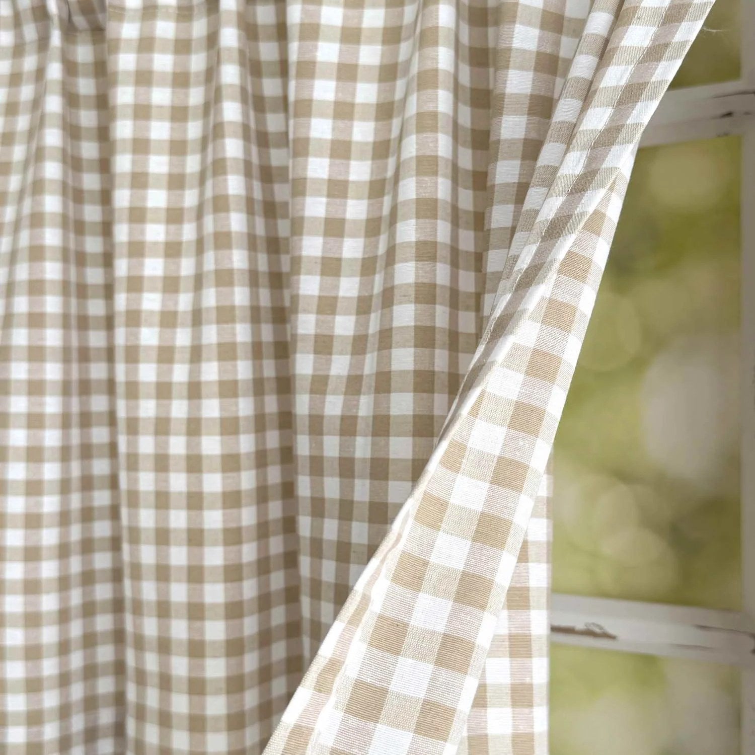 Gros plan du tissage vichy beige et blanc du rideau