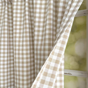 Gros plan du tissage vichy beige et blanc du rideau