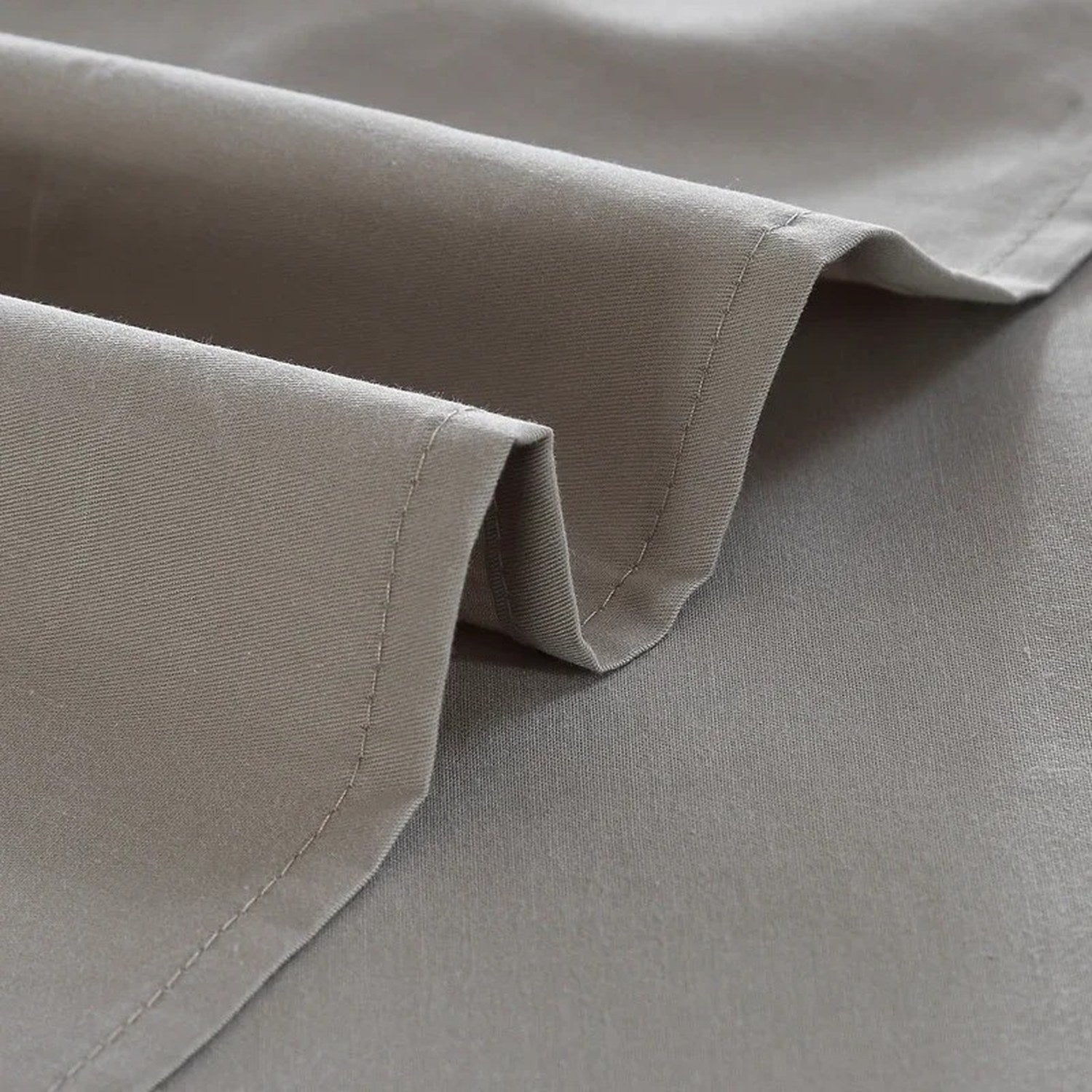 Détail de la couture et de l'ourlet du drap plat en coton