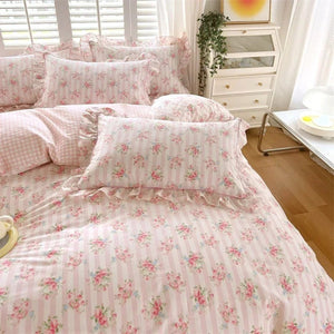 Taies d'oreiller fleuries roses disposées sur un lit fait