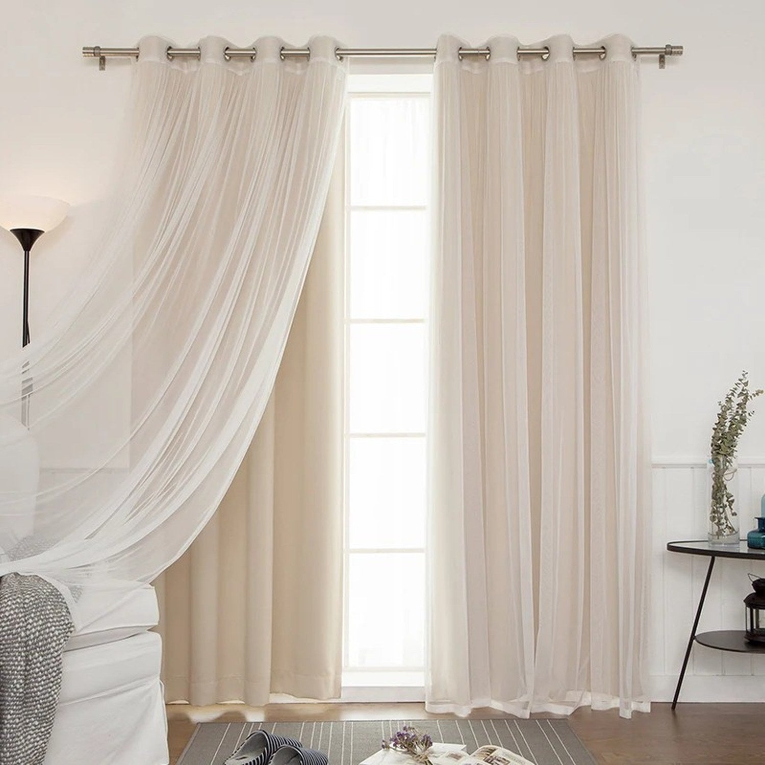 Rideau occultant double épaisseur beige devant une fenêtre de chambre