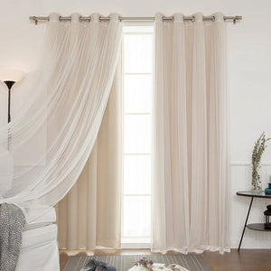 Rideau occultant double épaisseur beige devant une fenêtre de chambre