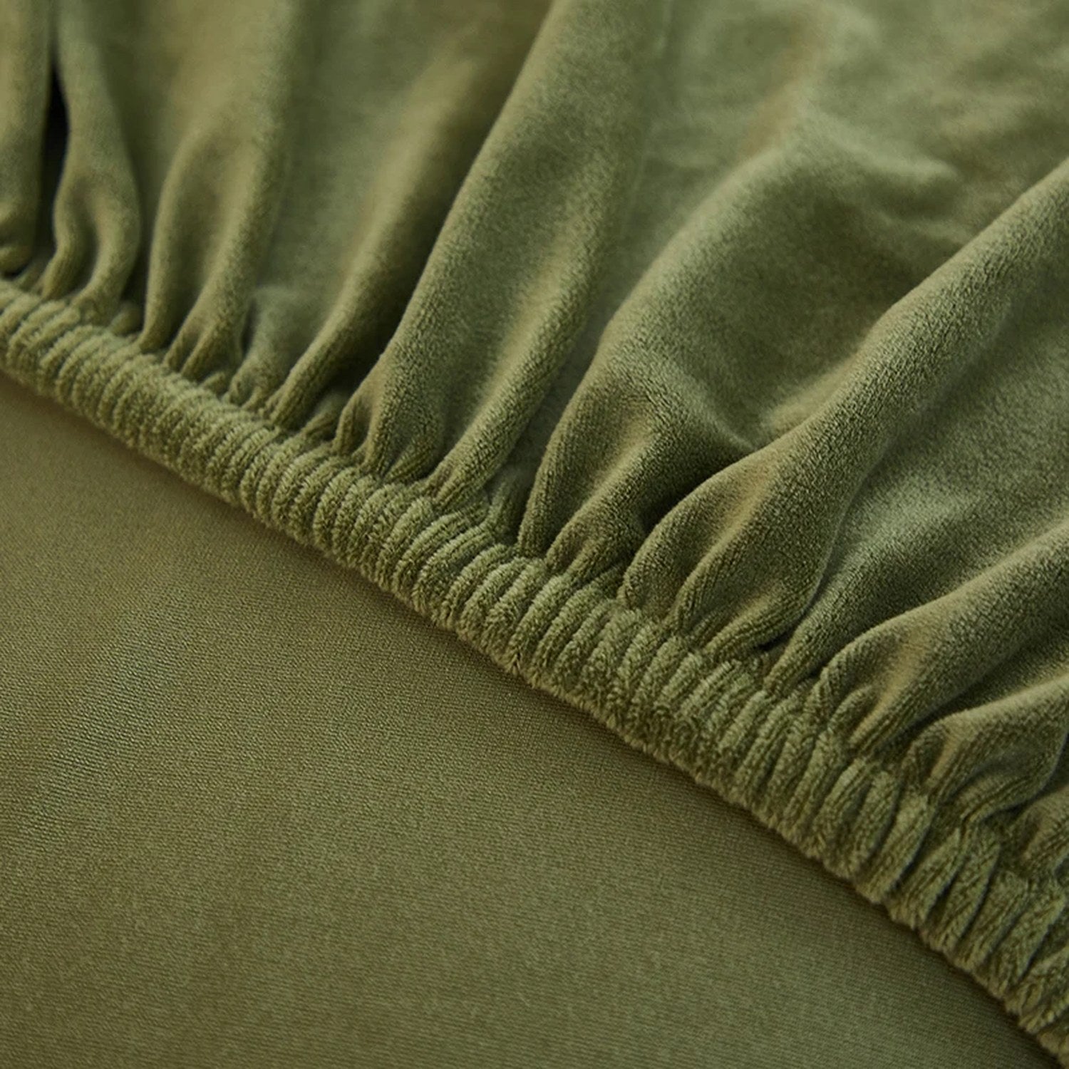 Détail de la couture élastique au bord de la housse de tête de lit