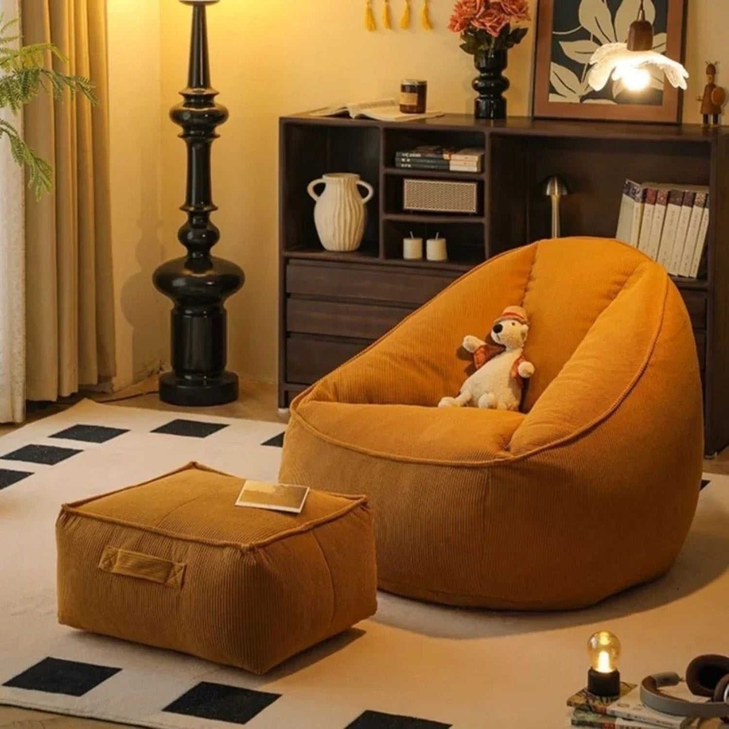 Fauteuil pouf doré et repose-pieds assorti avec une peluche décorative