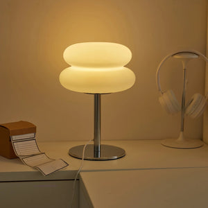 Lampe de chevet champignon allumée sur un meuble blanc dans un coin bureau