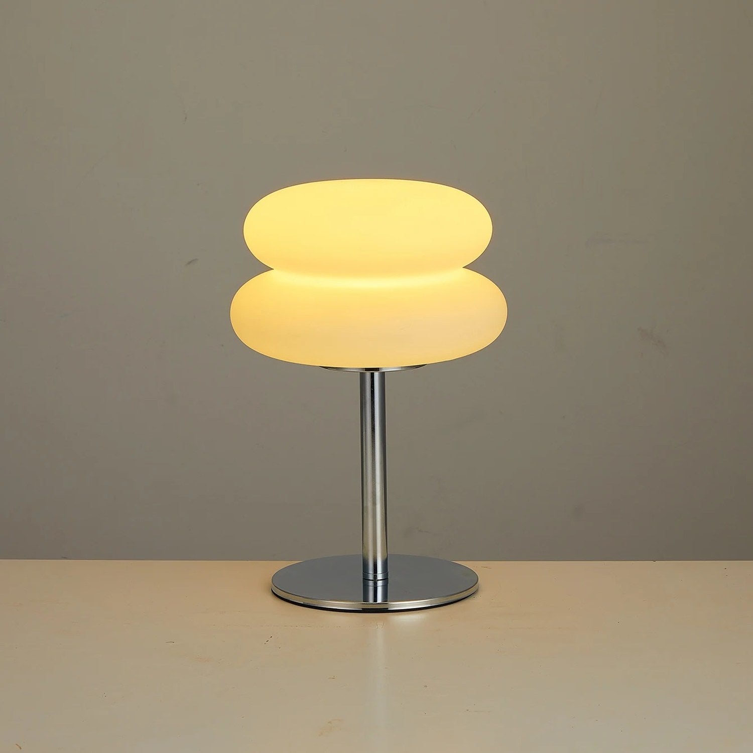 Lampe de chevet champignon allumée en lumière chaude sur fond neutre