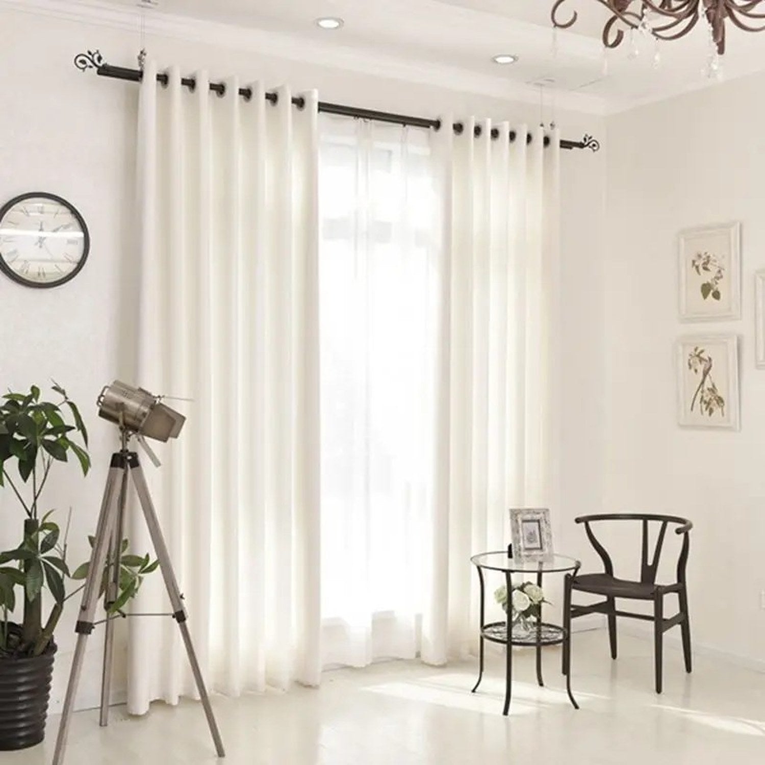 Rideau blanc dans un salon lumineux avec fauteuil et petite table