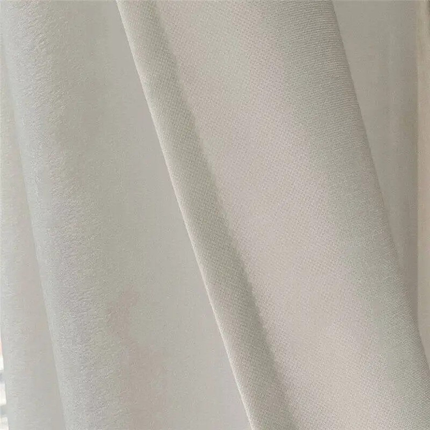 Gros plan de la texture tissée du tissu blanc du rideau