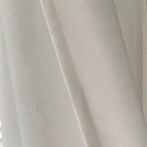 Gros plan de la texture tissée du tissu blanc du rideau