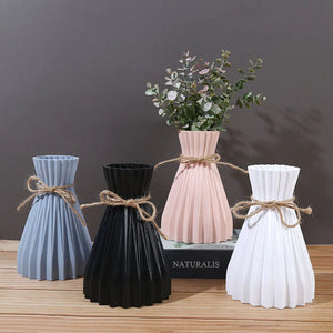 Vases origami plissés blanc rose noir et bleu avec de l eucalyptus