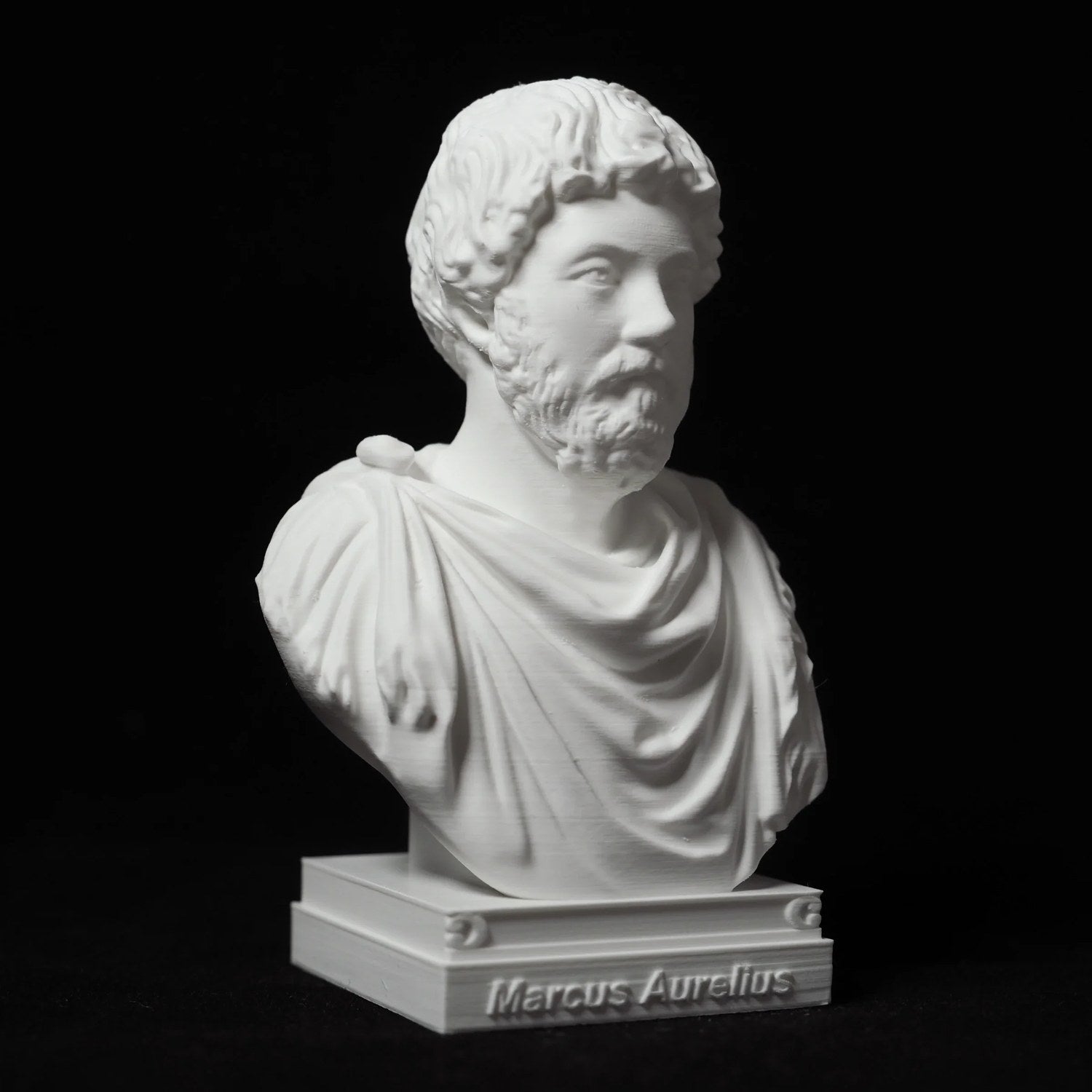 Buste de Marc Aurèle en PLA vue de trois quarts sur fond sombre