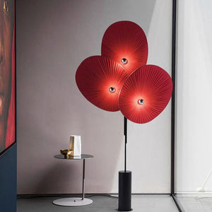 Lampadaire pétales rouge dans un couloir minimaliste avec table appoint