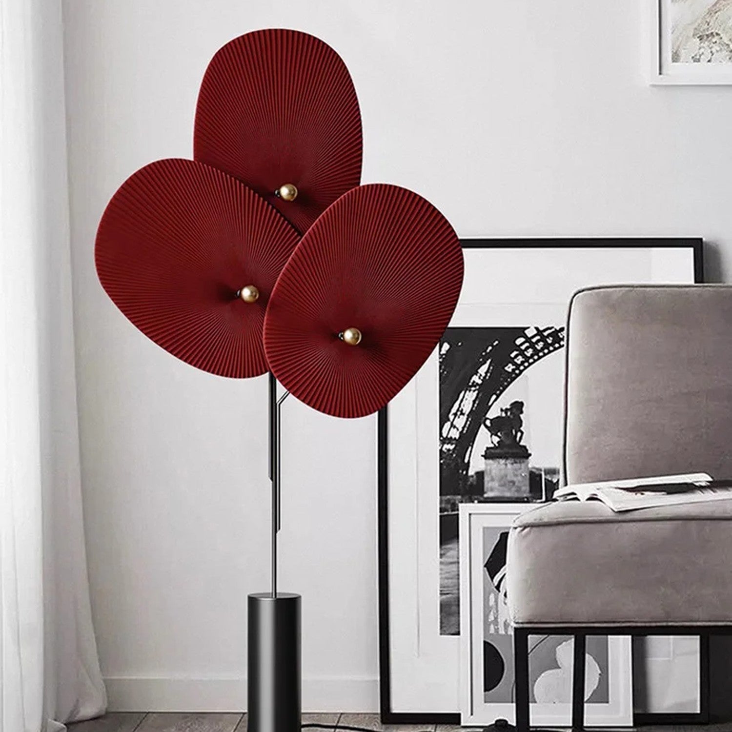 Lampadaire pétales rouge dans un salon Haussmannien avec moulures