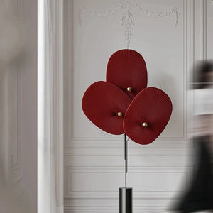 Lampadaire sculptural 3 pétales rouge dans un salon luxe décoration
