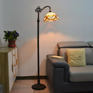 Lampadaire style Tiffany vitrail baroque dans un salon moderne