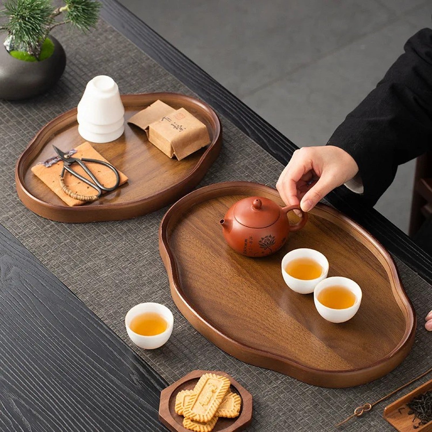 Plateau bois noyer sur table avec théière cérémonie du thé