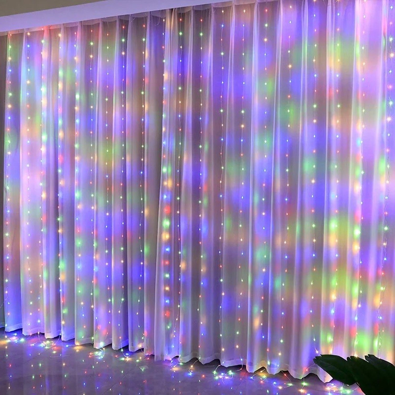 Rideau lumineux LED multicolore suspendu à une fenêtre
