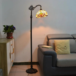 Lampadaire sur pied Tiffany abat-jour rococo coloré allumé