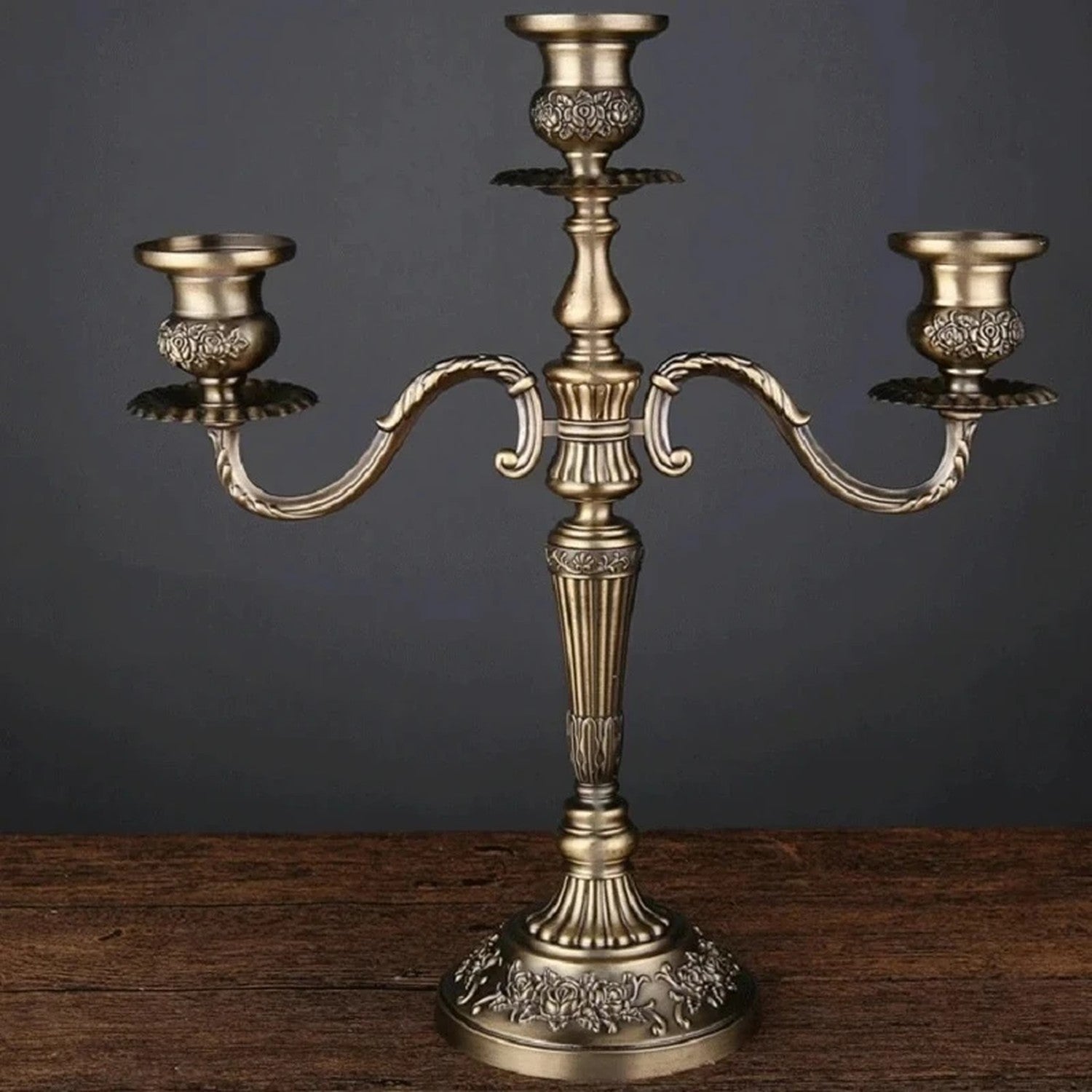 Chandelier baroque 3 bras bronze métal detail ciselé fond gris