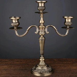 Chandelier baroque 3 bras bronze métal detail ciselé fond gris