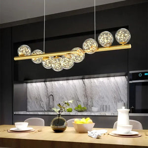 Lustre suspension nordique verre étoilé 9 têtes au-dessus d'une table de cuisine