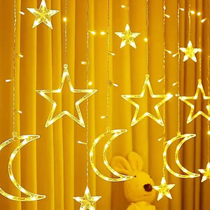 Guirlande lumineuse LED étoile et lune éclairage blanc chaud devant rideau jaune