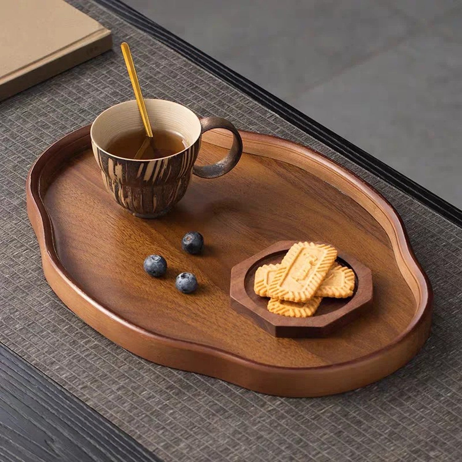 Plateau bois noyer avec café et gâteaux ambiance chaleureuse