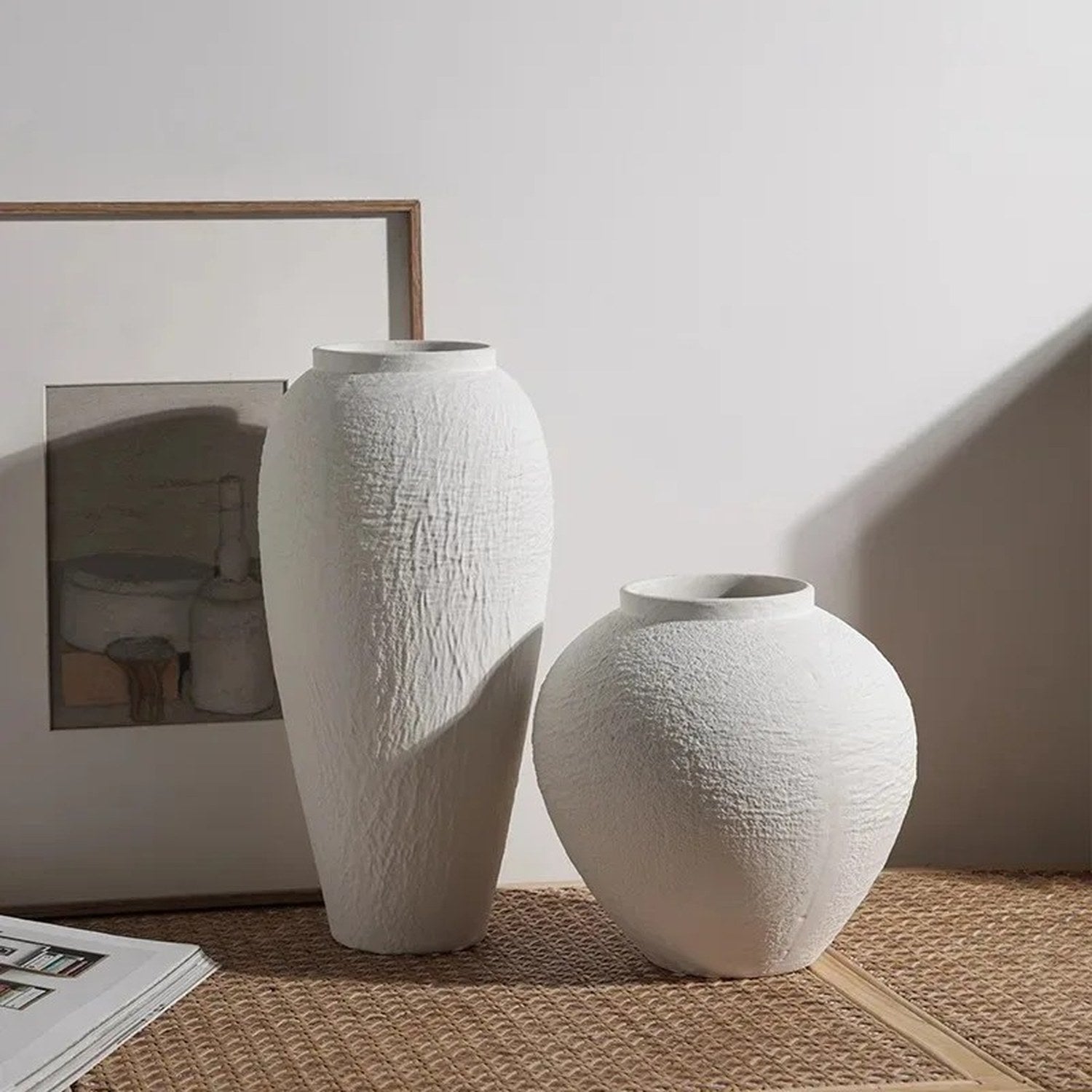 Vases en céramique blanche silhouettes boule et ovale côte à côte