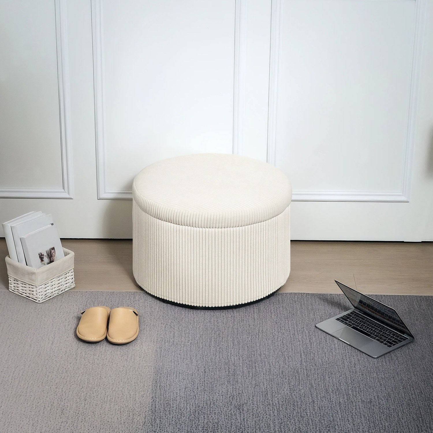 Pouf coffre de rangement dans une entrée avec paniers et magazines