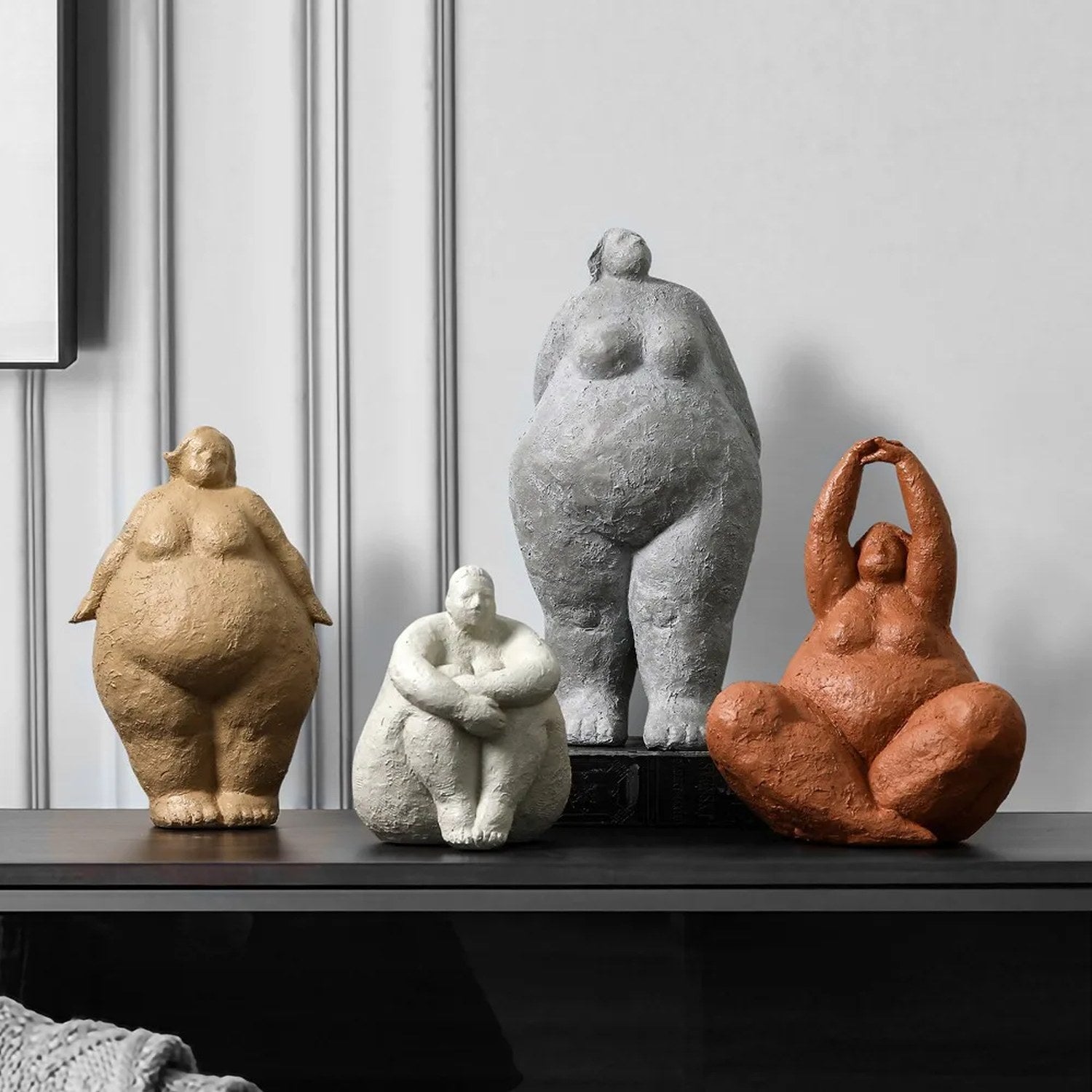 Collection de 4 figurines femme ronde résine yoga sur étagère noire