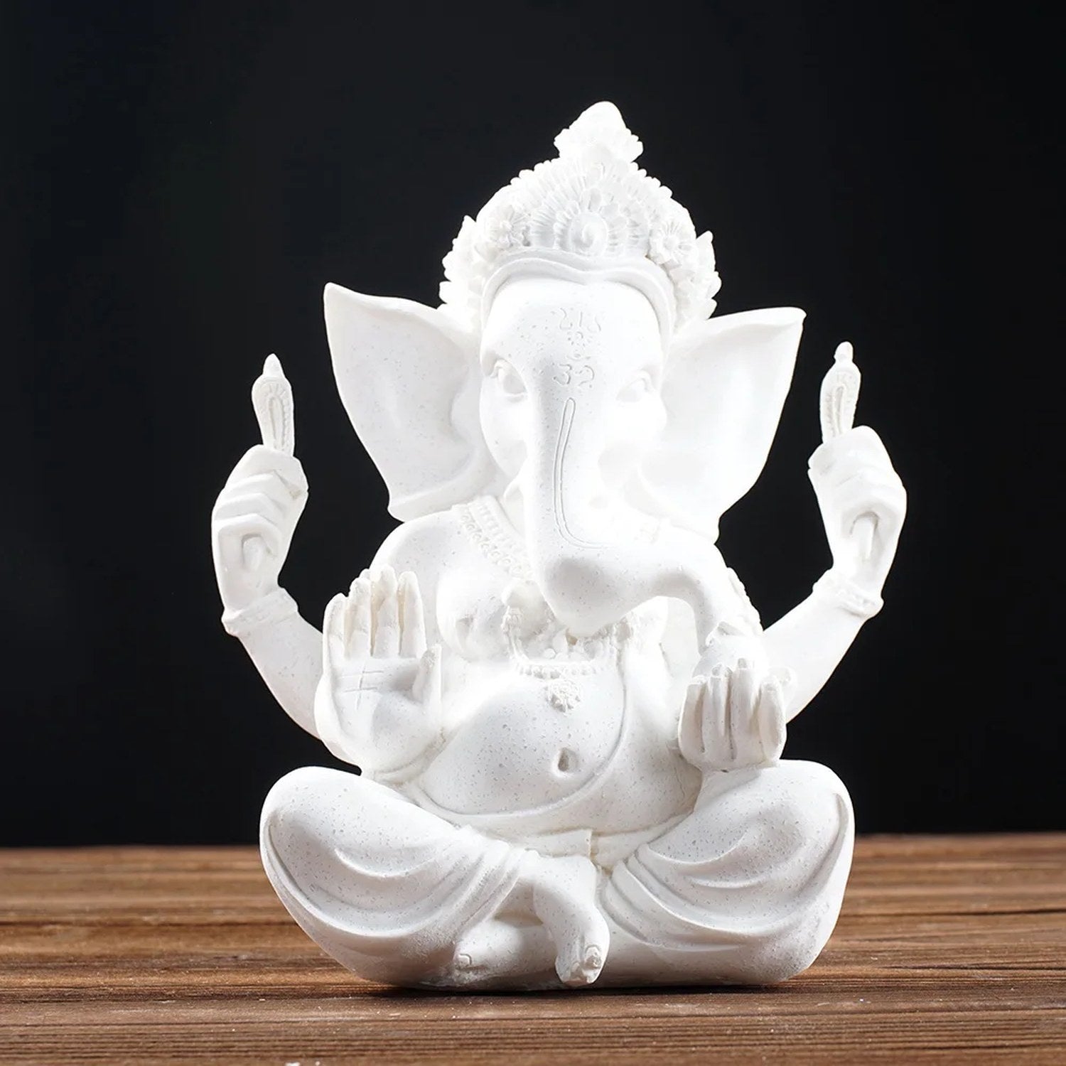 Statue Ganesh en grès blanc vue de face quatre bras et couronne ciselée