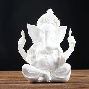 Statue Ganesh en grès blanc vue de face quatre bras et couronne ciselée