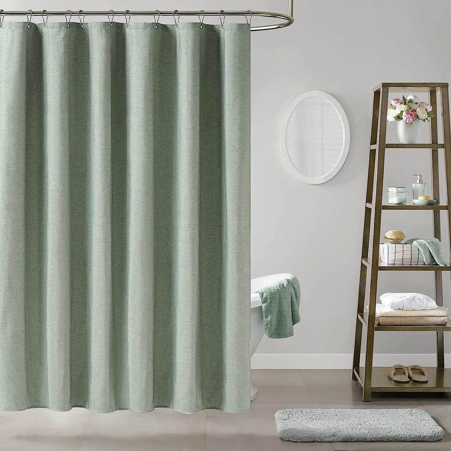Rideau de douche aspect lin vert sauge installé dans une vraie salle de bain