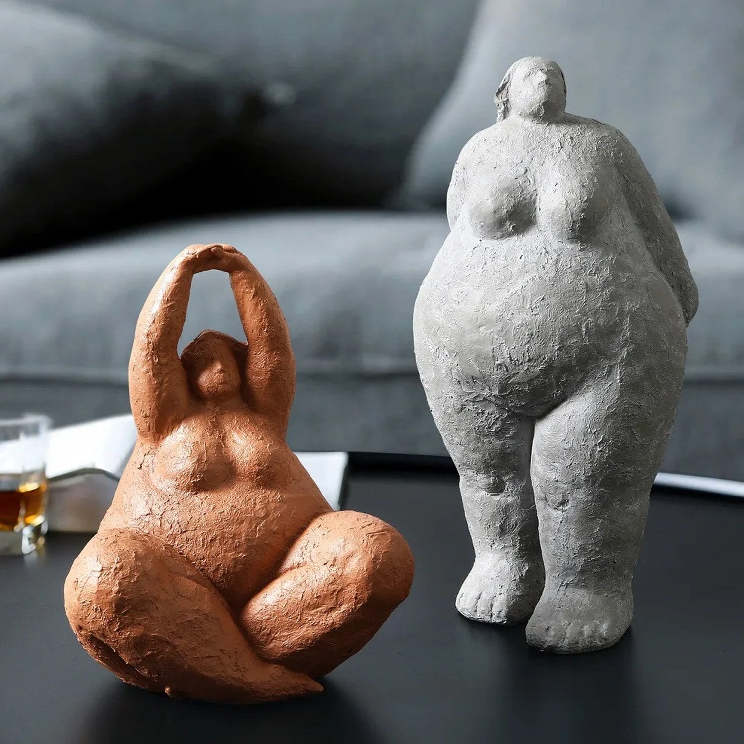 Figurines femme ronde terracotta et grise sculpture décorative salon