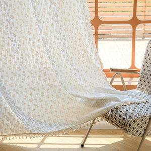 Détail du motif marguerite drapé sur un fauteuil