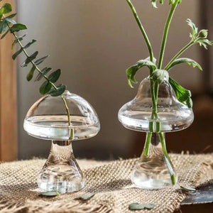 Vases champignon verre transparent avec fleurs sur toile de jute naturelle