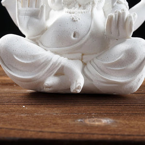 Détail de la statue Ganesh en grès blanc assise en tailleur