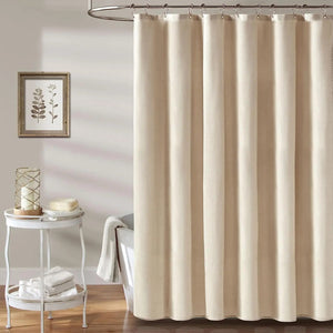 Rideau de douche aspect lin beige dans une salle de bain chaleureuse
