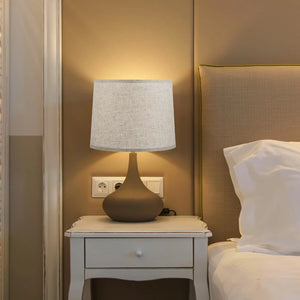 Abat-jour tambour lin beige sur lampe de chevet en ambiance douce