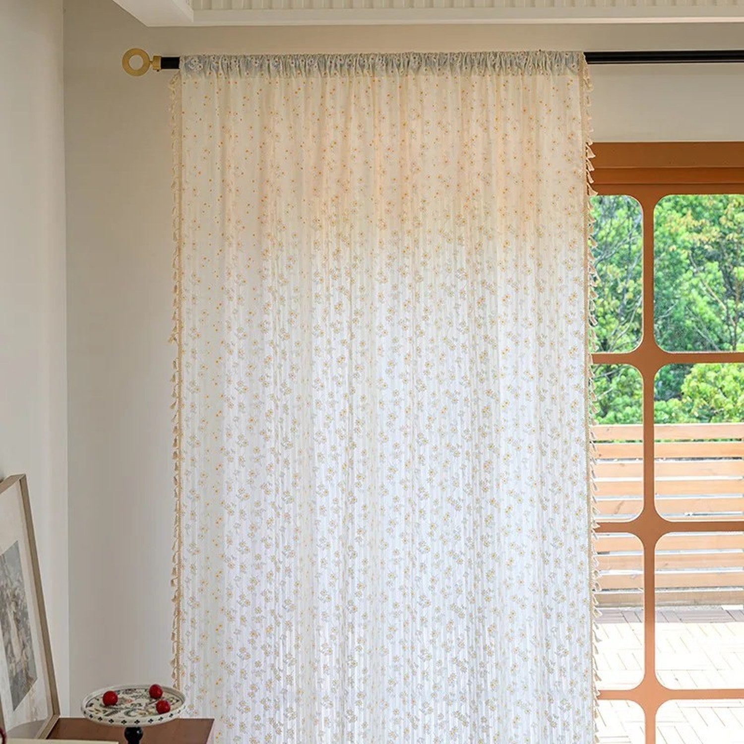 Rideau bohème fleuri en coton vu de face devant une porte vitrée