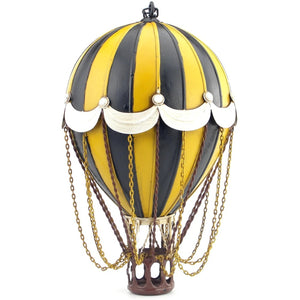 Ballon à air chaud décoratif en métal forgé coloré sur fond blanc