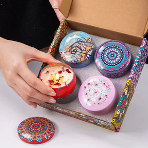 Coffret bougies mandala soja ouvert main tenant bougie allumée fleurs séchées